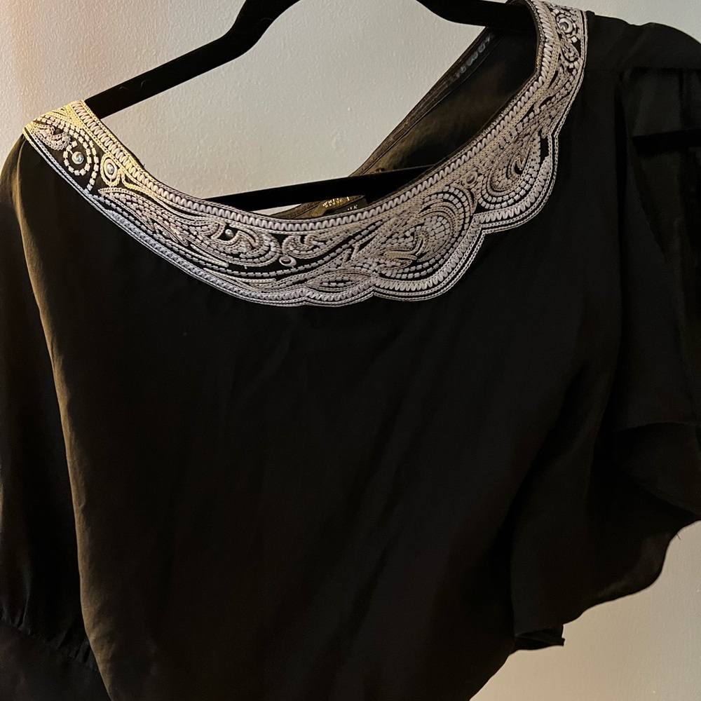 Beautiful off the shoulder black embroidered top. Size S, great condition!